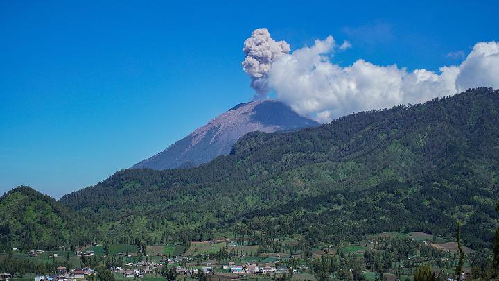 Tour Leader Blacklisted for 5 Years After Taking Illegal Hiker to Mount Semeru