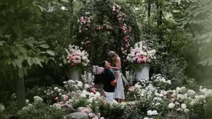 Detail Dekorasi Bunga Tempat Taylor Swift Dilamar Travis Kelce, Biayanya Fantastis