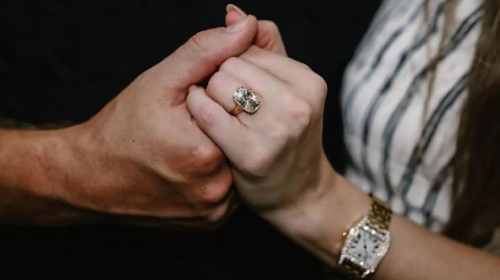 Harga Cincin Pertunangan Taylor Swift yang Fantastis, Vintage dan Mewah