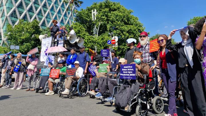 Kursi Roda Penyandang Disabilitas Jadi Pembuka Jalan Demo Buruh 28 Agustus