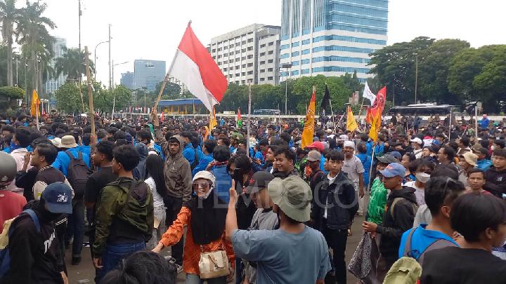 Demo 28 Agustus, Mahasiswa Aksi di Gerbang Belakang DPR