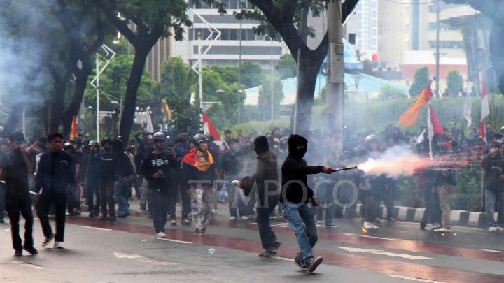 Protesters Clash with Police as DPR Rally Turns Heated: Stone-Throwing, Tear Gas Fired