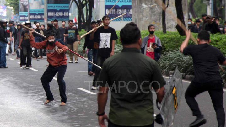 Bentrokan Massa Demo dan Polisi Meluas hingga ke Jalan Asia Afrika