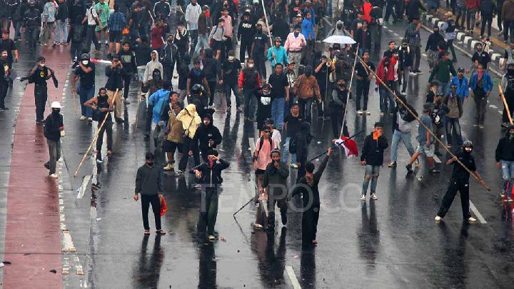 Police Vehicle Reportedly Runs Over and Kills Ojol Driver in Jakarta Protest