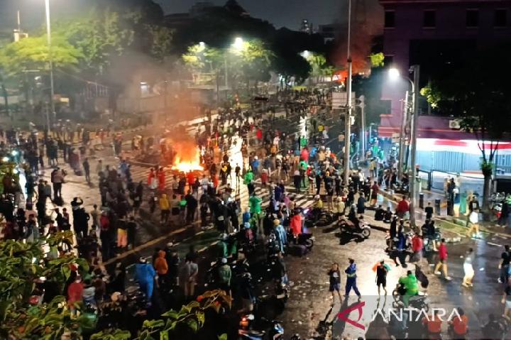 Protesters Still Gather Outside Brimob Headquarters This Morning