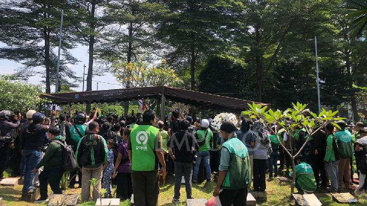 Thousands of Ojol Drivers Escort Funeral of Peer Killed by Police in Jakarta Unrest