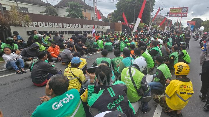 Ojol Drivers in Yogyakarta Protest After Colleague Run Over by Brimob in Jakarta