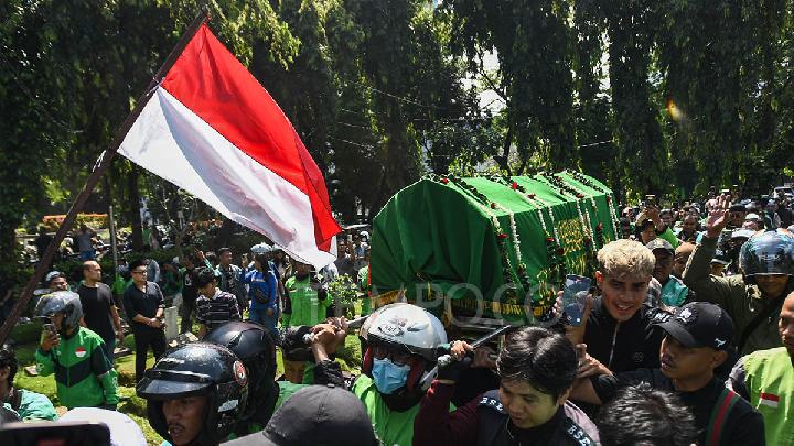 Ojol Driver Fatally Struck by Brimob Vehicle After Falling to Retrieve Phone