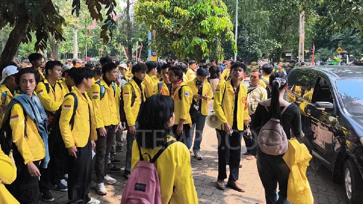 Mahasiswa UI Membawa Sejumlah Tuntutan Saat Demo di Polda Metro Jaya