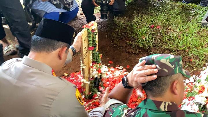 Kapolda Metro Jaya Inspektur Jenderal Asep Edi Suheri menghadiri prosesi pemakaman Affan Kurniawan, pengemudi ojol yang meninggal akibat dilindas mobil Brimob, di Tempat Pemakaman Umum Karet Bivak, Jakarta, 29 Agustus 2025. Tempo/Intan Setiawanty
