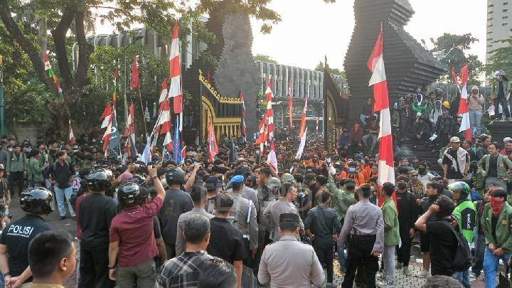 Demonstran Sampaikan Kemarahan di Polda Metro Jaya: Polisi Pembunuh