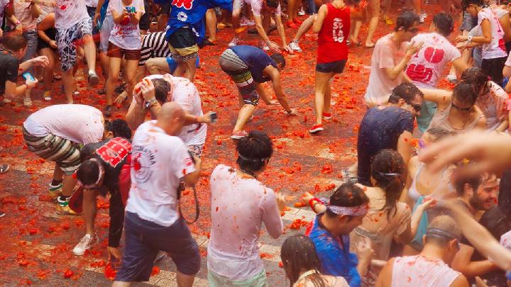La Tomatina Festival Brings 22,000 Tomato-Drenched Tourists to Spain