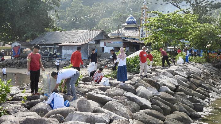 KKP Perkuat Gerakan Laut Sebasah dengan Bersih Pantai di Padang