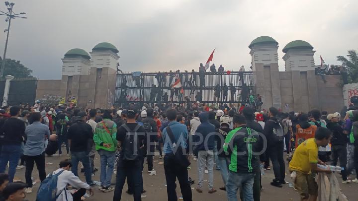 Polisi Menembakkan Water Cannon ke Arah Demonstran di Gedung DPR Malam Ini
