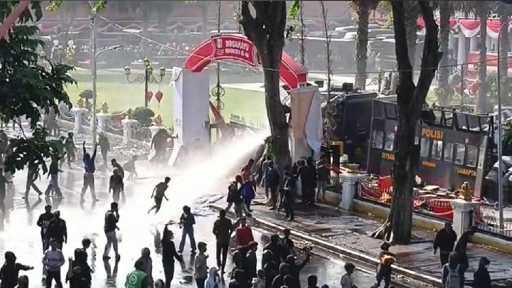 Alasan Mahasiswa Masih Demo di Depan Polres Surabaya
