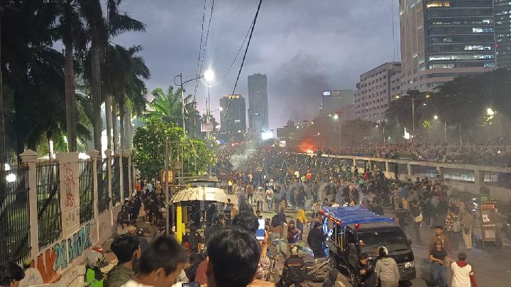 Massa Demonstran di DPR Tetap Bertahan di Tengah Hujan