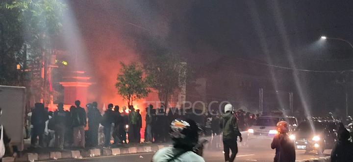 Aksi Massa di Polda DIY Ricuh, Kendaraan Dibakar dan Sejumlah Fasilitas Dirusak