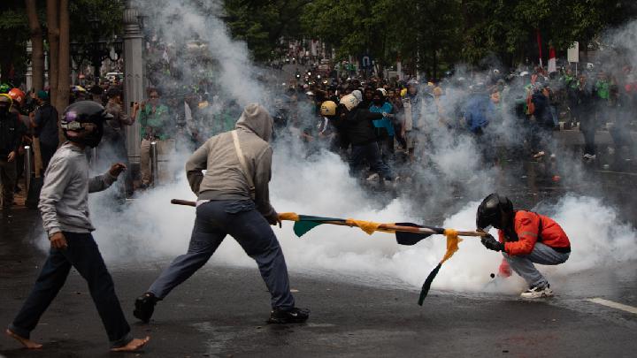 Police Accused of Wrongfully Arresting Students in Magelang Riot