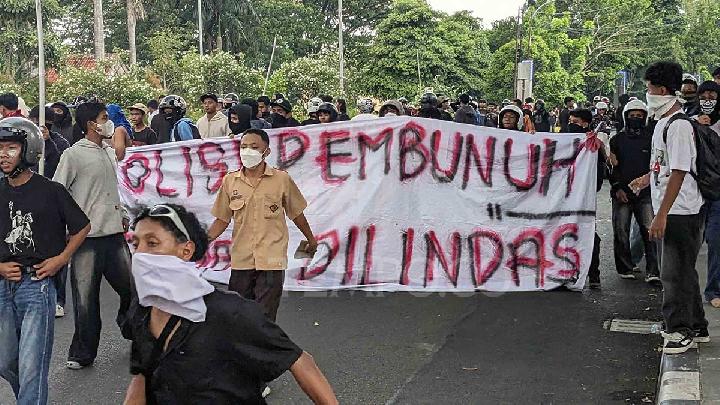 Massa aksi solidaritas ojek online di depan Mapolda Jawa Tengah, Semarang, 29 Agustus 2025. Tempo/Budi Purwanto