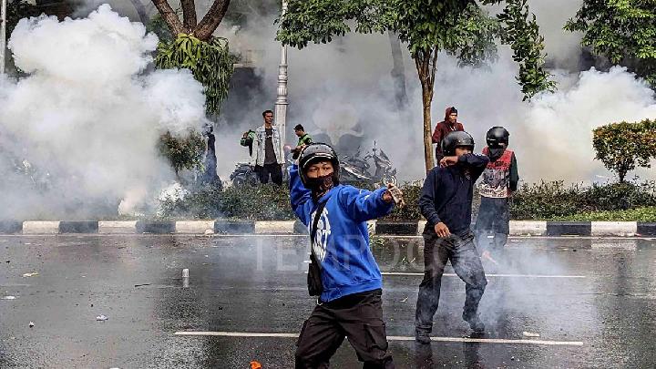 Polisi Menembakkan Gas Air Mata Bubarkan Demo di Polda Jawa Tengah