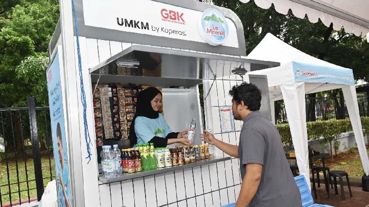 Le Minerale Perkuat UMKM dengan Bantuan Gerobak Usaha di Kawasan GBK