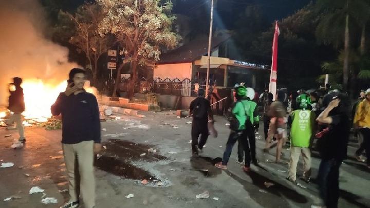 Demonstran Merusak Fasilitas Kantor DPRD Kota Makassar