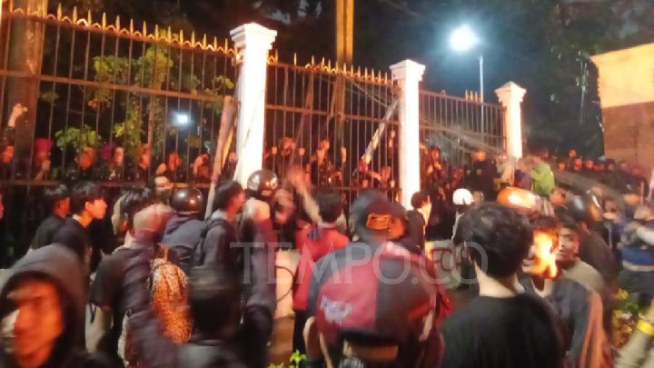 Jakarta Protest Continues as People Attempt to Break Through DPR Gates