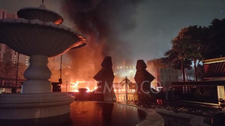 Pagar Polda Metro Jaya hingga Halte dan JPO Dibakar saat Demonstrasi Reformasi Polisi