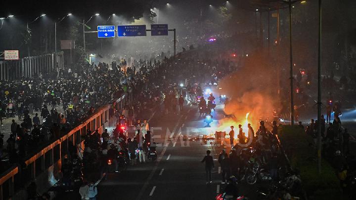 Jakarta Protesters at DPR Building Stay Until Saturday Morning