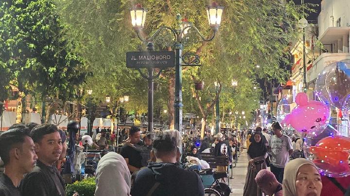 Despite Violent Protests in Yogyakarta, Malioboro Still Packed with Tourists