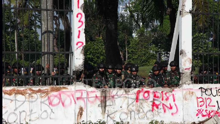 Protesters Flock Back to Jakarta's DPR Main Gate This Afternoon