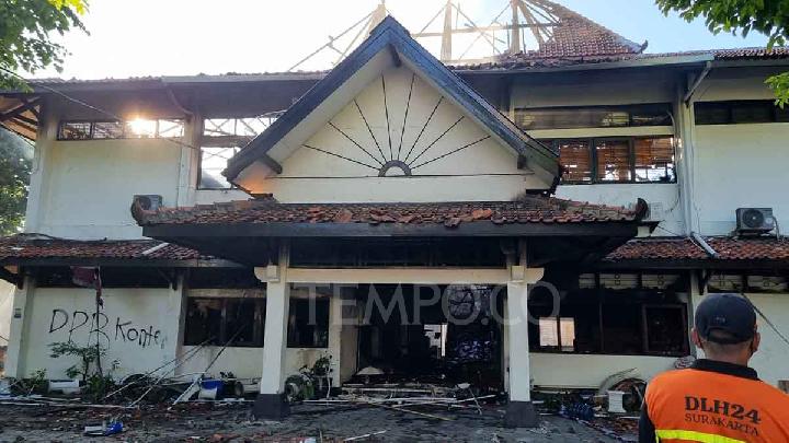 Solo DPRD Office Set Ablaze After Night of Protests