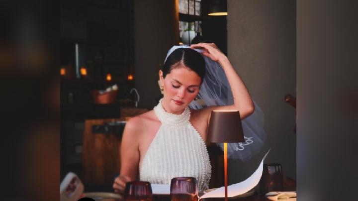 Gaya Gaun Mini Selena Gomez di Bachelorette Party, Bride to be Look