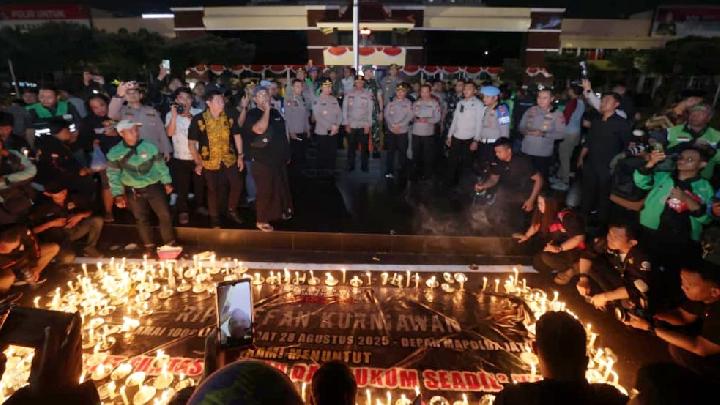 Doa Bersama untuk Mendiang Affan, Ojol Jatim Bersama Polri dan TNI Komitmen Jaga Kondusiftas