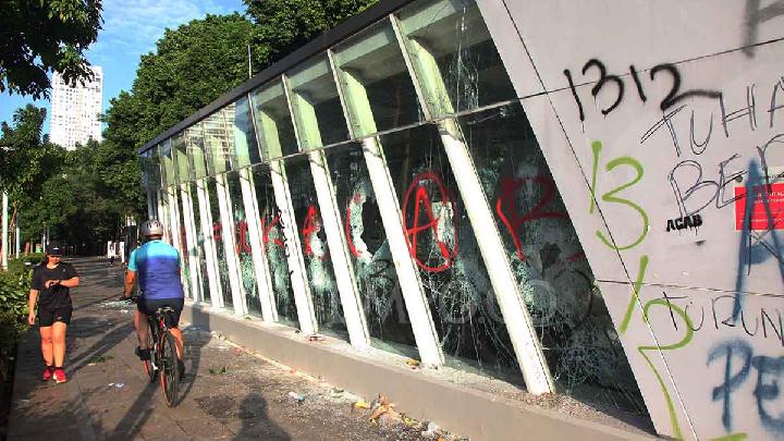 Kerusakan stasiun MRT Istora Senayan di Jalan Sudirman, Jakarta, 30 Agustus 2025. Tempo/Amston Probel