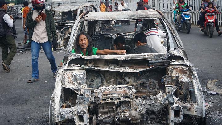Sisa Kerusuhan di Polres Jakarta Timur Jadi Tontotan Warga