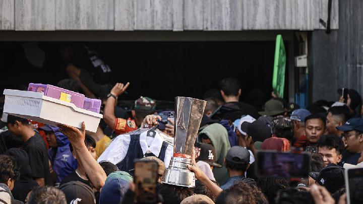 Indonesian Police Probe Looting at Government Officials' Homes