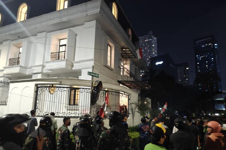Rumah Uya Kuya Dijarah Massa: Harta Benda hingga Kucing Peliharaan Diangkut