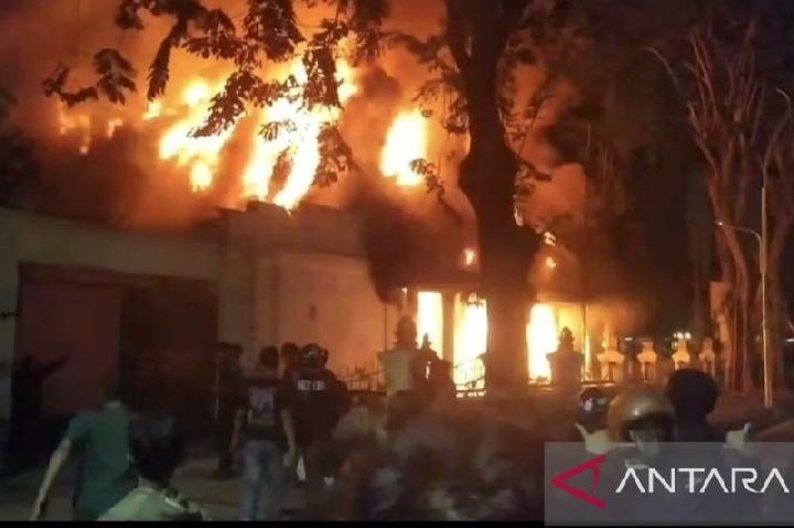 East Java Governor Residence Complex in Surabaya Set on Fire, Looted by Mob