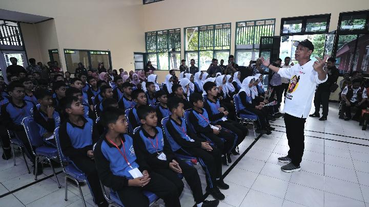 Wamensos Agus Jabo Motivasi Siswa Sekolah Rakyat Banjarnegara