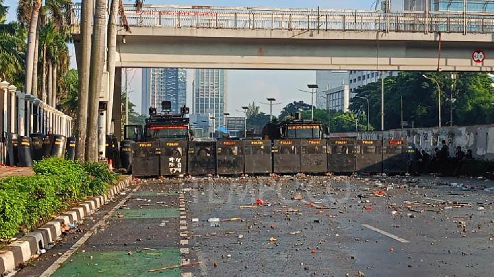 Situasi Gedung DPR Saat Ini: Barikade Polisi Tutup Jalan Gatot Subroto
