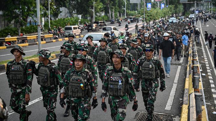 Soliditas TNI Polri Berhasil Hentikan Aksi Anarkis di Berbagai Daerah