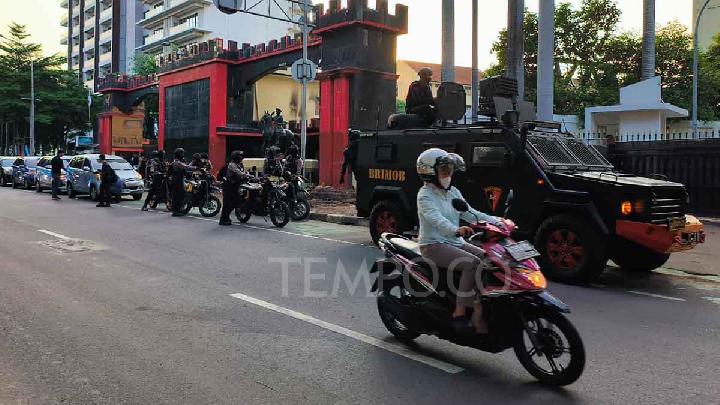 Rantis dan Truk Water Cannon Bersiaga di Depan Mako Brimob Kwitang