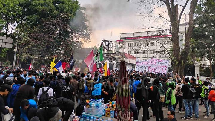 Demo di Depan Gedung DPRD Jawa Barat, Polisi Bubarkan Massa dengan Gas Air Mata