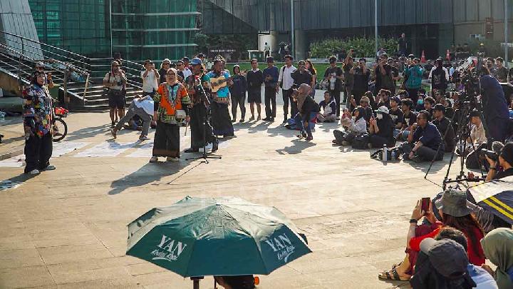 Penampilan Sanggar Matahari dalam mimbar bebas bertajuk Seni Melawan Tirani di Taman Ismail Marzuki (TIM), Jakarta, 1 September 2025. Seni Melawan Tirani menyuarakan sekaligus mengekspresikan pesan peserta aksi atas peristiwa yang belakangan terjadi di Indonesia. Tempo/Martin Yogi Pardamean