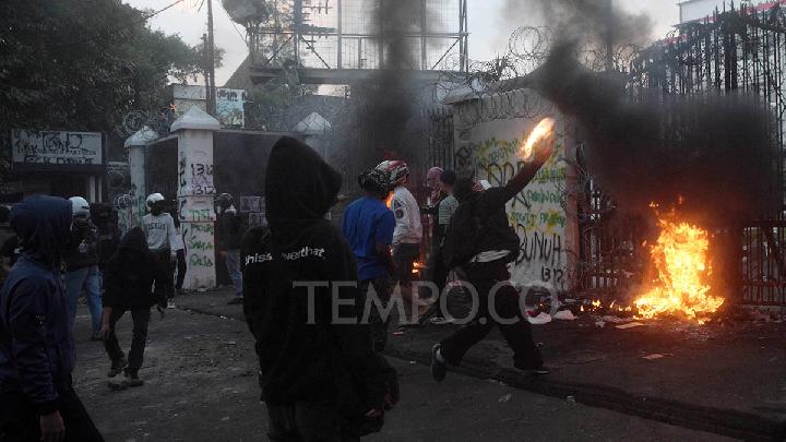 Firefighters Impeded on Duty Amid Protests in Bandung
