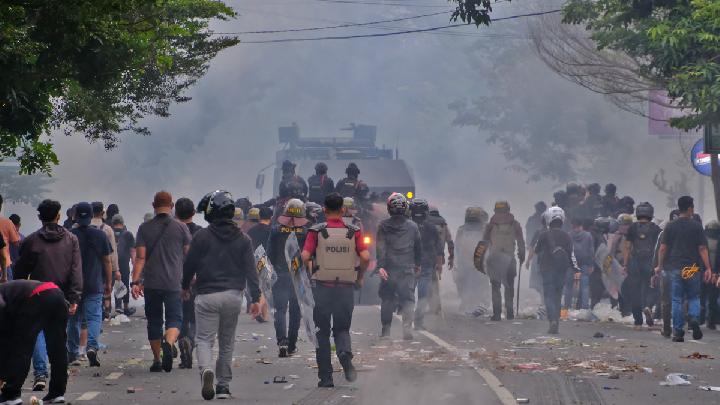 Riots Reveal Indonesia's Decent Work Crisis, Economist Says