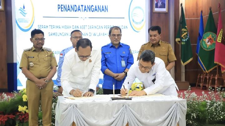Perumdam TKR Serahkan Aset dan Pelayanan Air Bersih Wilayah II ke Perumda Tirta Benteng