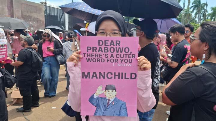 Suara Perempuan Menggema dalam Aksi 17+8 di Depan DPR: Kebijakan Jangan Asal, Harus Empati