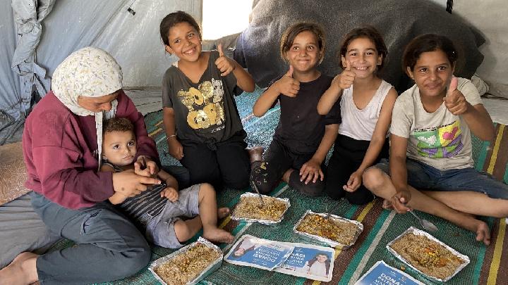 Baznas Bersama Ivan GunawanDistribusikan Air Bersih dan Makanan ke Warga Gaza